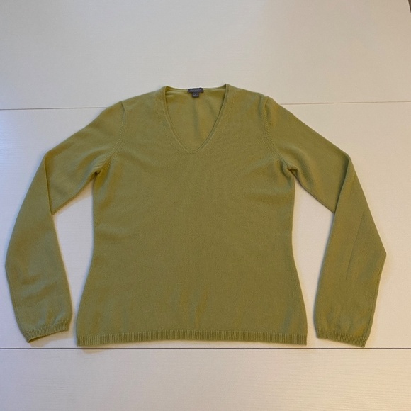 Ann Taylor 100% Cashmere V-neck Sweater Lime Green color Size Medium - Picture 5 of 13